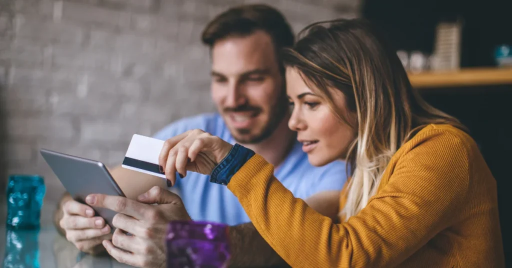 Pareja usando tarjeta de credito
